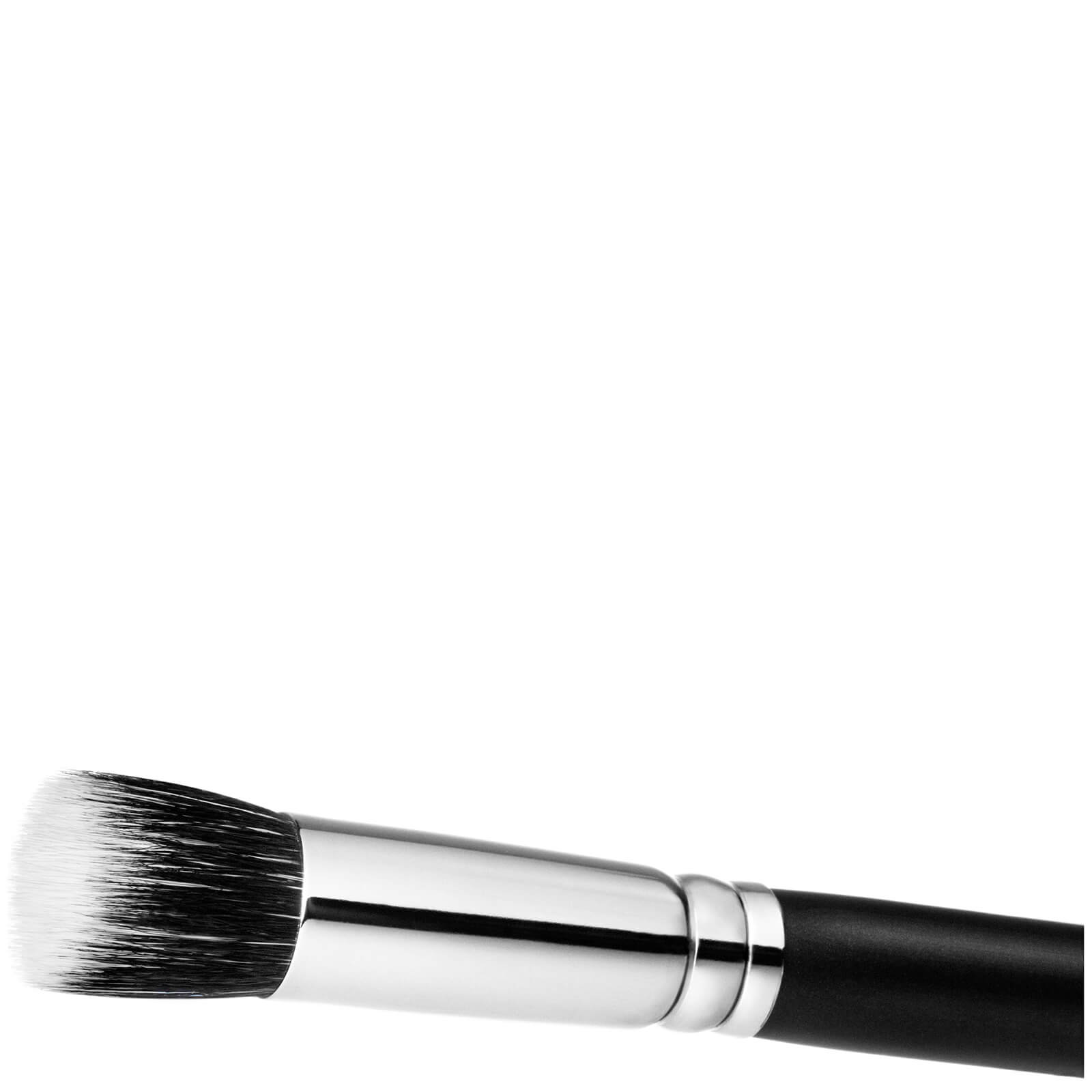 lookfantastic MAC 130S Short Duo Fibre Brush Kostenloser Versand international