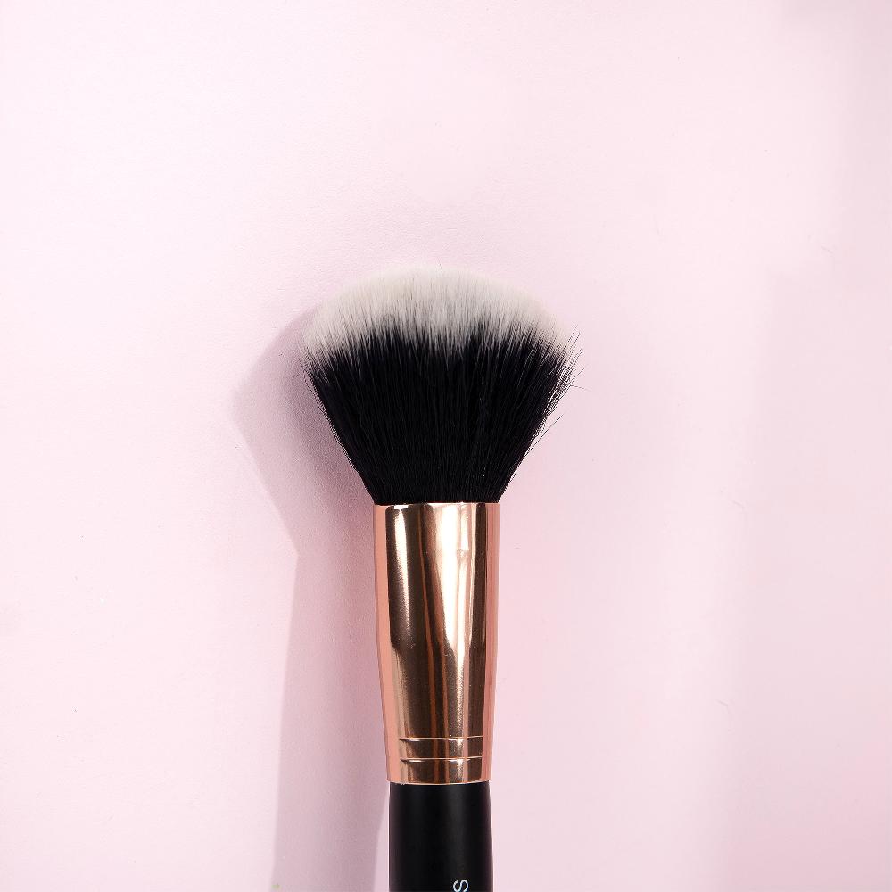 lookfantastic brushworks Rougepinsel Discount Store für neue Produkte