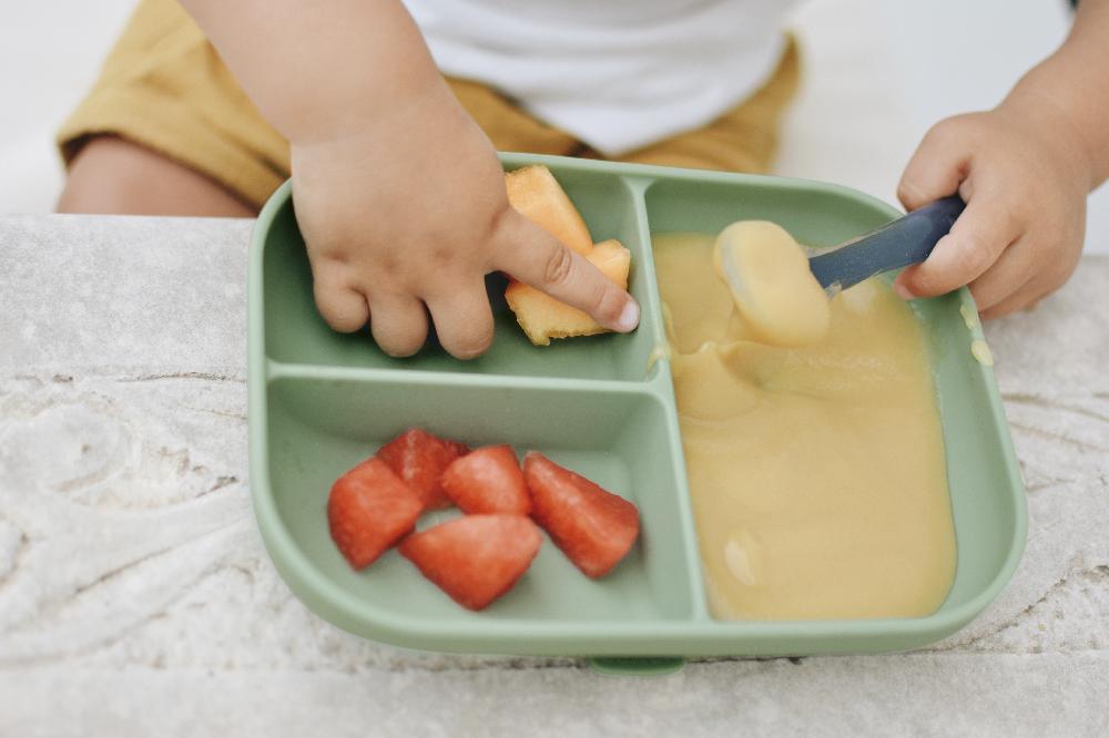 babymarkt Silikonteller mit Saugnapf Unterteilt salbeigrün Räumungsverkauf
