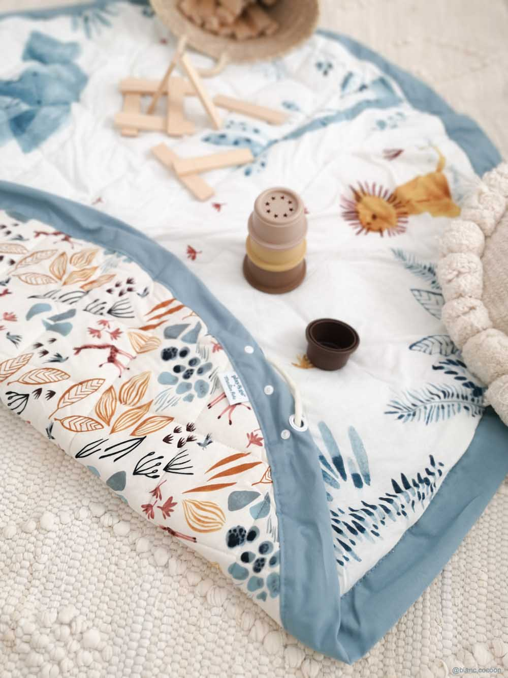 babymarkt play&go 2-in-1-Aufbewahrungstasche und Spielmatte Moulin Roty baobab blue ⌀120 cm Letzter Tag