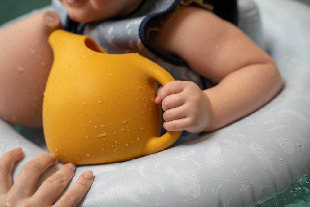 babymarkt Silikon Gießkanne Honey Gold 50% Rabatt mit kostenlosem Versand